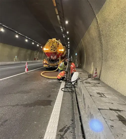 竹溪隧道排水渠清淤